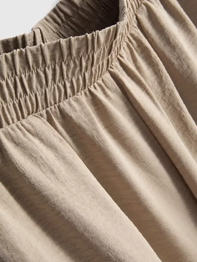 Pantaloni cu talie elastică și croi larg Pantaloni cu talie elastică și croi larg