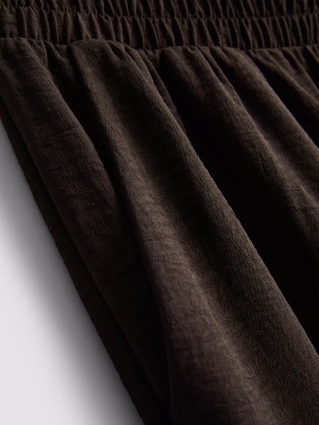 Pantaloni cu talie elastică și croi larg Pantaloni cu talie elastică și croi larg