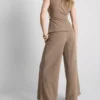 Pantaloni cu talie medie și croi larg Pantaloni cu talie medie și croi larg