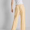 Pantaloni de Pijama cu croi drept și volane, ideali pentru relaxare Pantaloni de Pijama cu croi drept și volane, ideali pentru relaxare