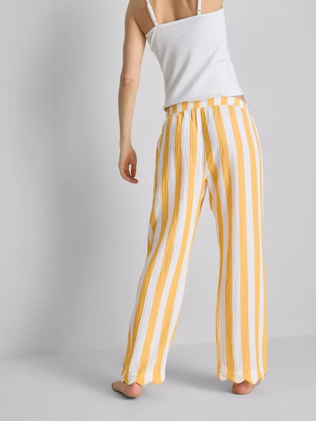 Pantaloni de Pijama cu croi drept și volane, ideali pentru relaxare Pantaloni de Pijama cu croi drept și volane, ideali pentru relaxare