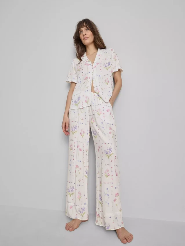 Pantaloni de pijama cu croi larg și imprimeu floral Pantaloni de pijama cu croi larg și imprimeu floral