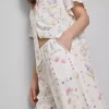 Pantaloni de pijama cu croi larg și imprimeu floral Pantaloni de pijama cu croi larg și imprimeu floral