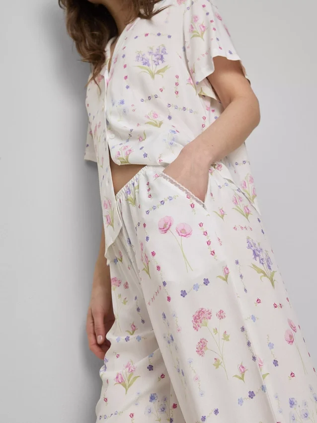 Pantaloni de pijama cu croi larg și imprimeu floral Pantaloni de pijama cu croi larg și imprimeu floral