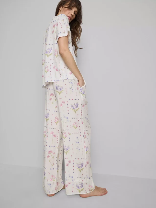 Pantaloni de pijama cu croi larg și imprimeu floral Pantaloni de pijama cu croi larg și imprimeu floral