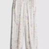 Pantaloni de pijama cu croi larg și imprimeu floral Pantaloni de pijama cu croi larg și imprimeu floral