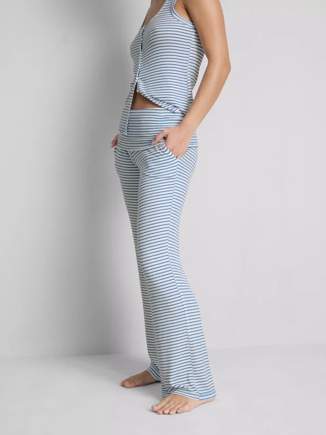 Pantaloni de Pijama cu dungi și nervuri, ideali pentru relaxare Pantaloni de Pijama cu dungi și nervuri, ideali pentru relaxare