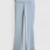 Pantaloni de Pijama cu dungi și nervuri, ideali pentru relaxare Pantaloni de Pijama cu dungi și nervuri, ideali pentru relaxare
