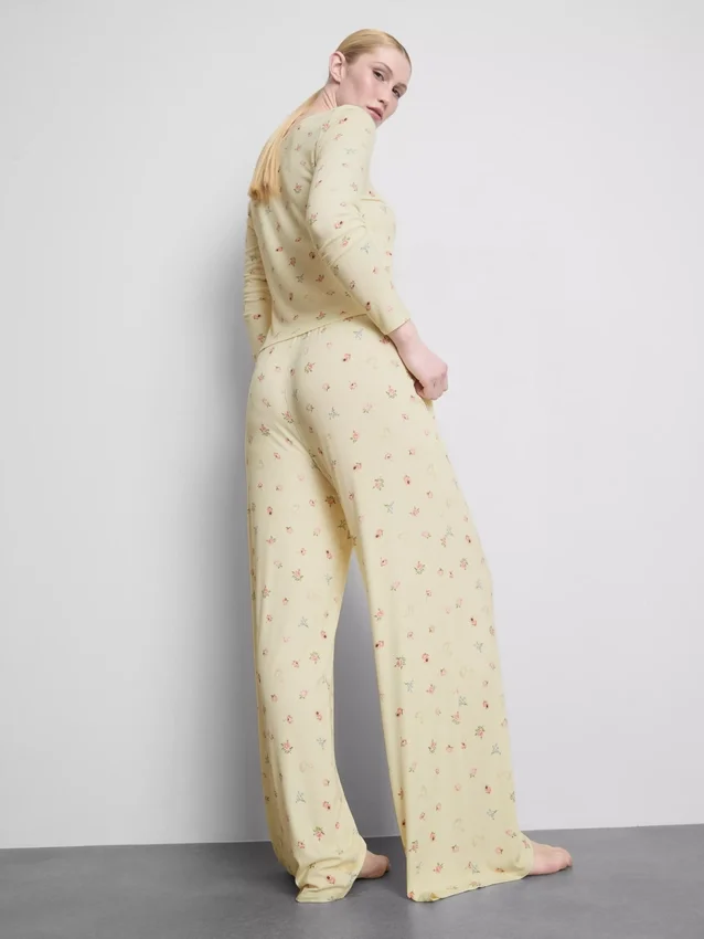 Pantaloni de Pijama cu nervuri și imprimeu floral Pantaloni de Pijama cu nervuri și imprimeu floral