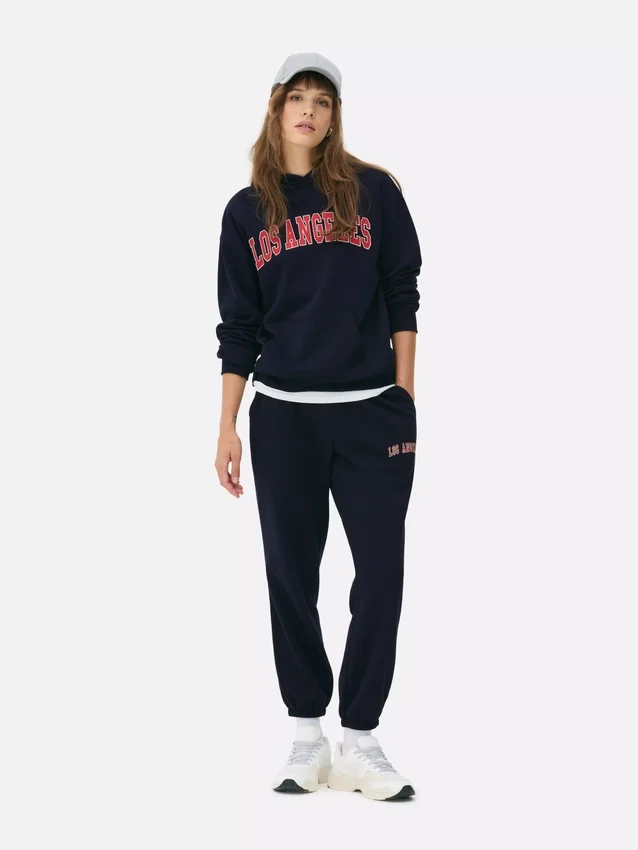 Pantaloni de trening cu manșete și imprimeu Pantaloni de trening cu manșete și imprimeu