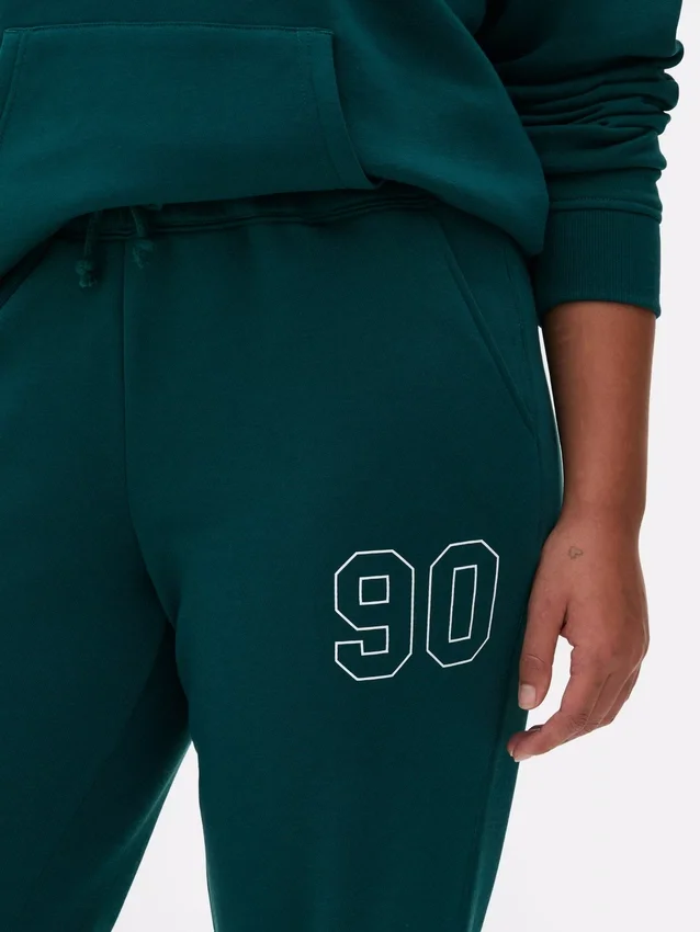 Pantaloni de trening cu manșete și imprimeu Pantaloni de trening cu manșete și imprimeu