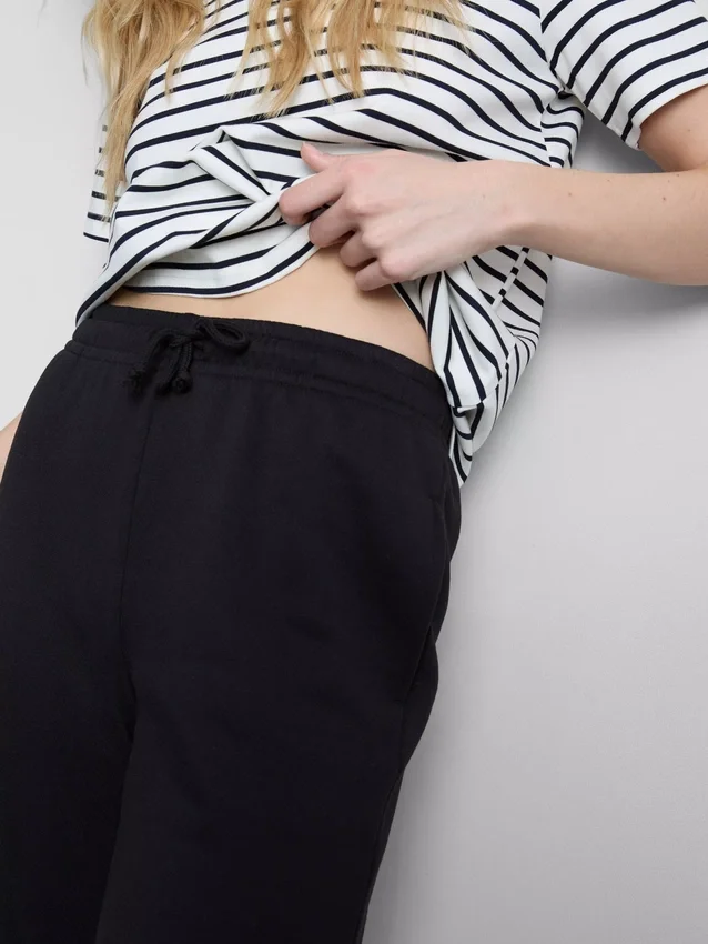 Pantaloni de trening esențiali cu croi drept Pantaloni de trening esențiali cu croi drept