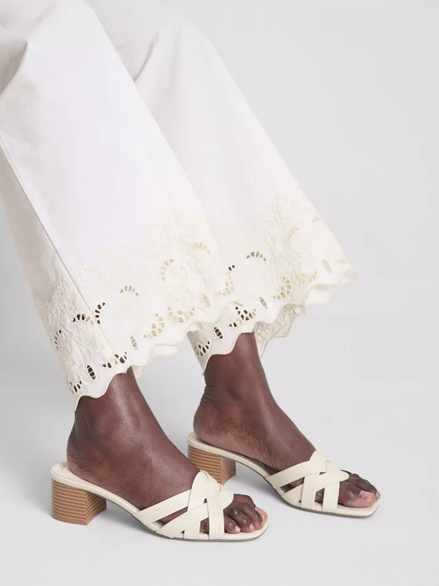 Pantaloni din bumbac cu croi larg și broderii Pantaloni din bumbac cu croi larg și broderii