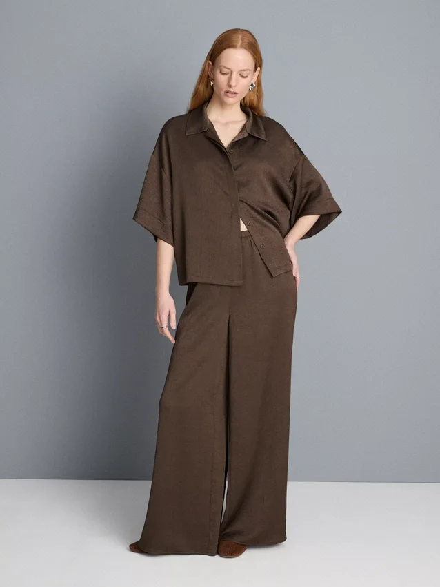 Pantaloni din satin cu croi drept și textură Pantaloni din satin cu croi drept și textură