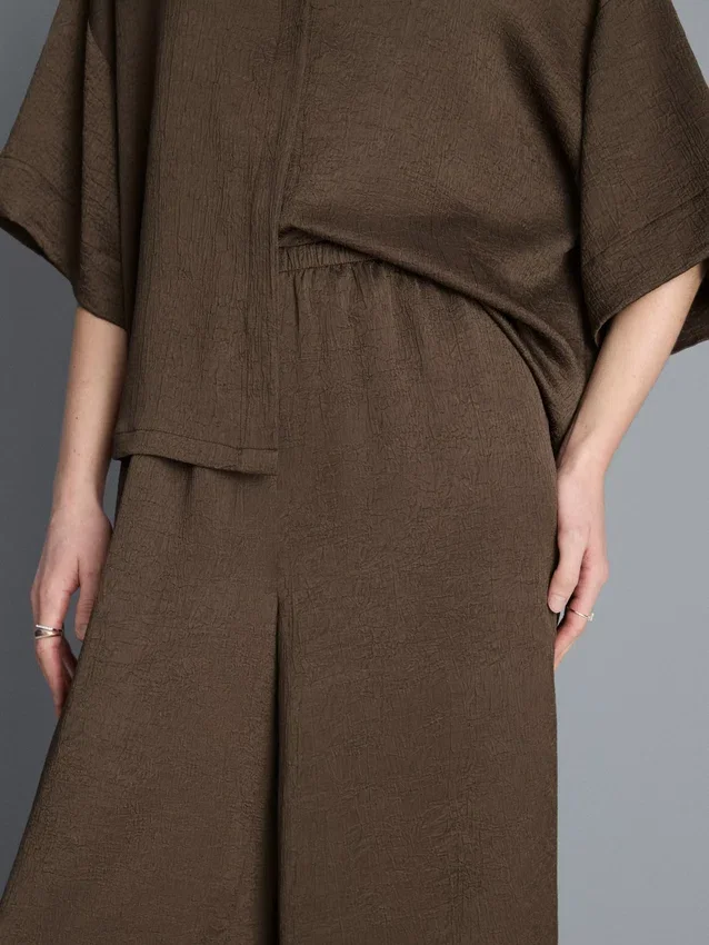 Pantaloni din satin cu croi drept și textură Pantaloni din satin cu croi drept și textură