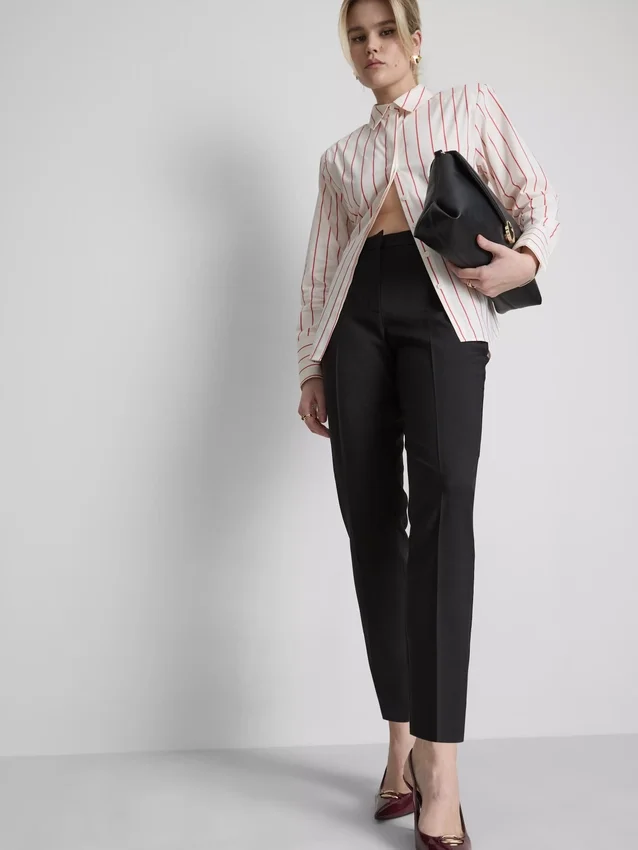 Pantaloni elastici cu pliuri și talie medie Pantaloni elastici cu pliuri și talie medie