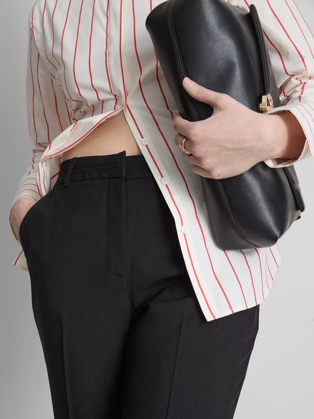 Pantaloni elastici cu pliuri și talie medie Pantaloni elastici cu pliuri și talie medie