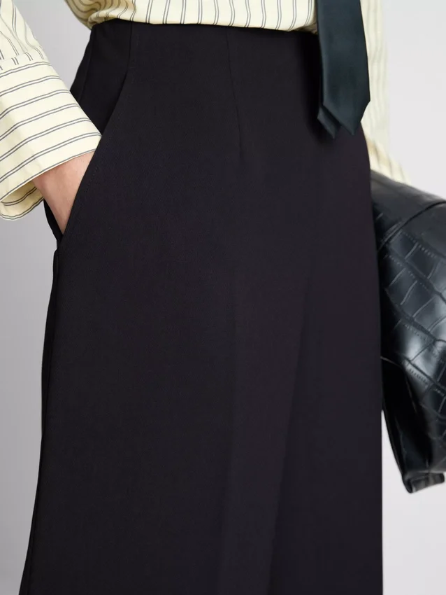 Pantaloni eleganți cu croi larg Pantaloni eleganți cu croi larg