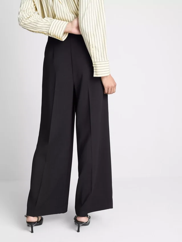 Pantaloni eleganți cu croi larg Pantaloni eleganți cu croi larg