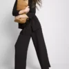 Pantaloni largi, cu textură și talie medie Pantaloni largi, cu textură și talie medie