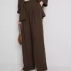 Pantaloni largi, cu textură și talie medie