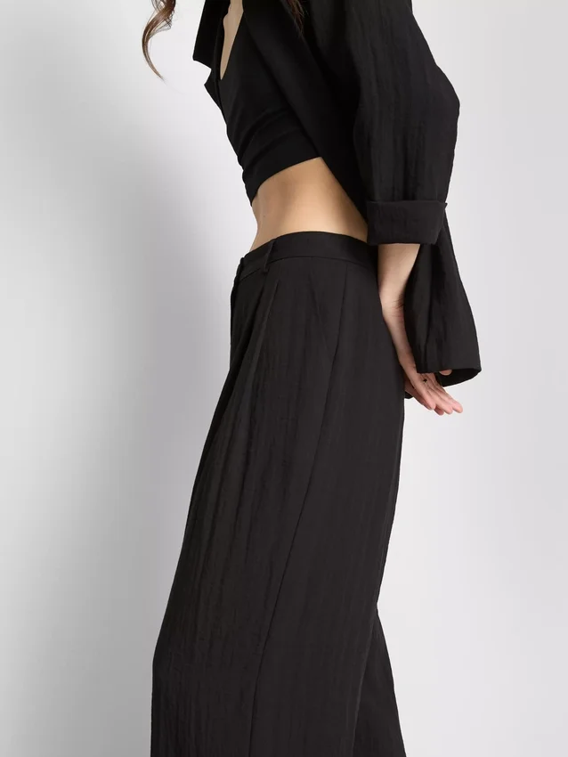Pantaloni largi, cu textură și talie medie Pantaloni largi, cu textură și talie medie