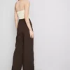 Pantaloni largi, cu textură și talie medie