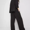 Pantaloni largi, cu textură și talie medie Pantaloni largi, cu textură și talie medie