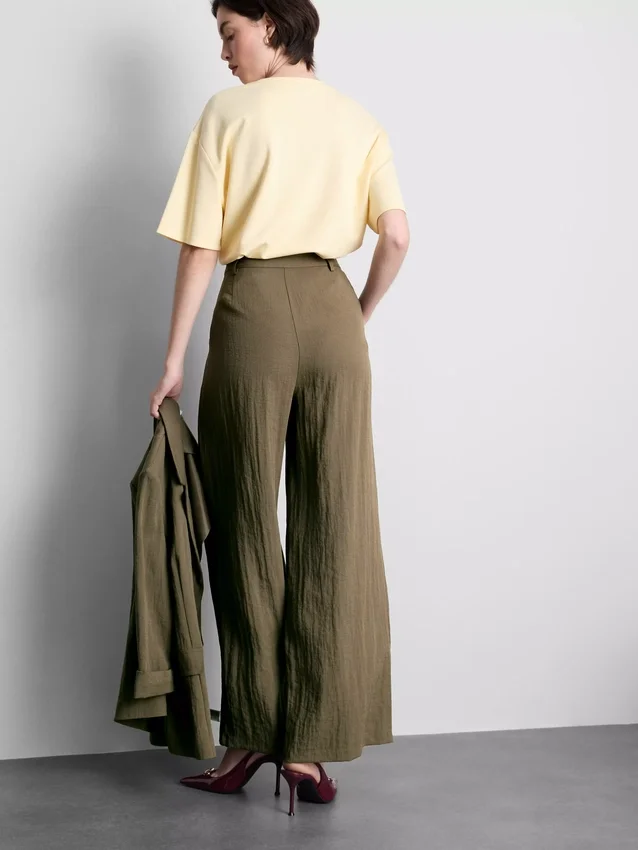 Pantaloni largi, cu textură și talie medie Pantaloni largi, cu textură și talie medie