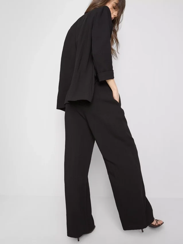 Pantaloni largi, cu textură și talie medie Pantaloni largi, cu textură și talie medie