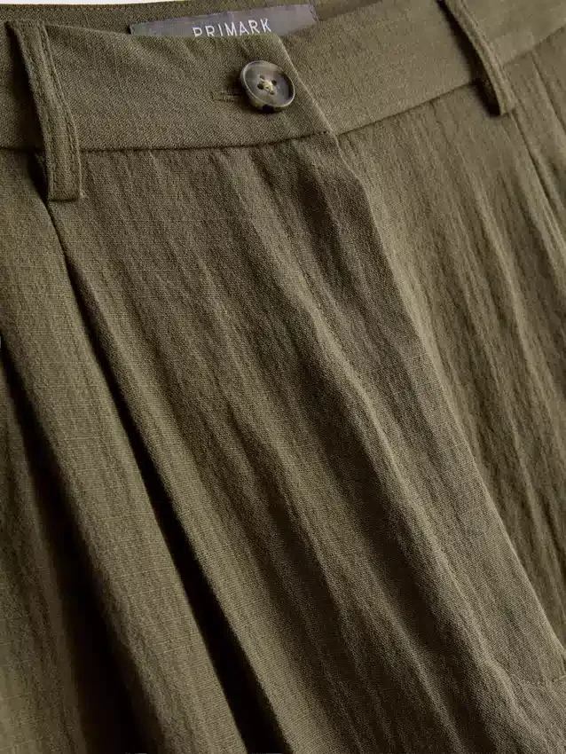 Pantaloni largi, cu textură și talie medie Pantaloni largi, cu textură și talie medie