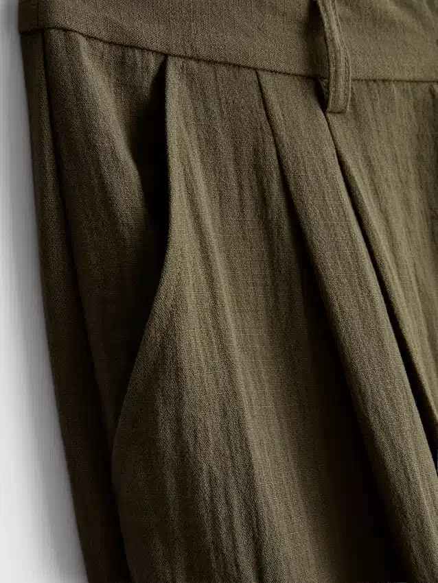 Pantaloni largi, cu textură și talie medie Pantaloni largi, cu textură și talie medie