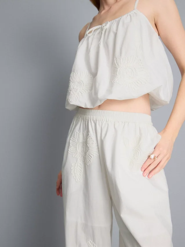 Pantaloni largi din bumbac brodați Pantaloni largi din bumbac brodați