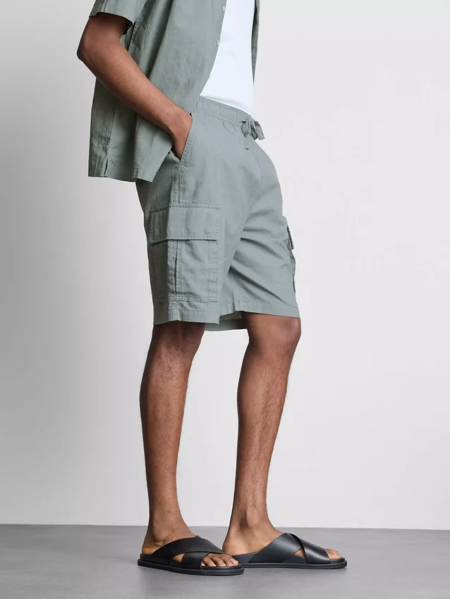 Pantaloni scurți cargo din amestec de in Pantaloni scurți cargo din amestec de in