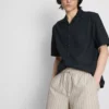 Pantaloni scurți cu dungi din amestec de in Pantaloni scurți cu dungi din amestec de in