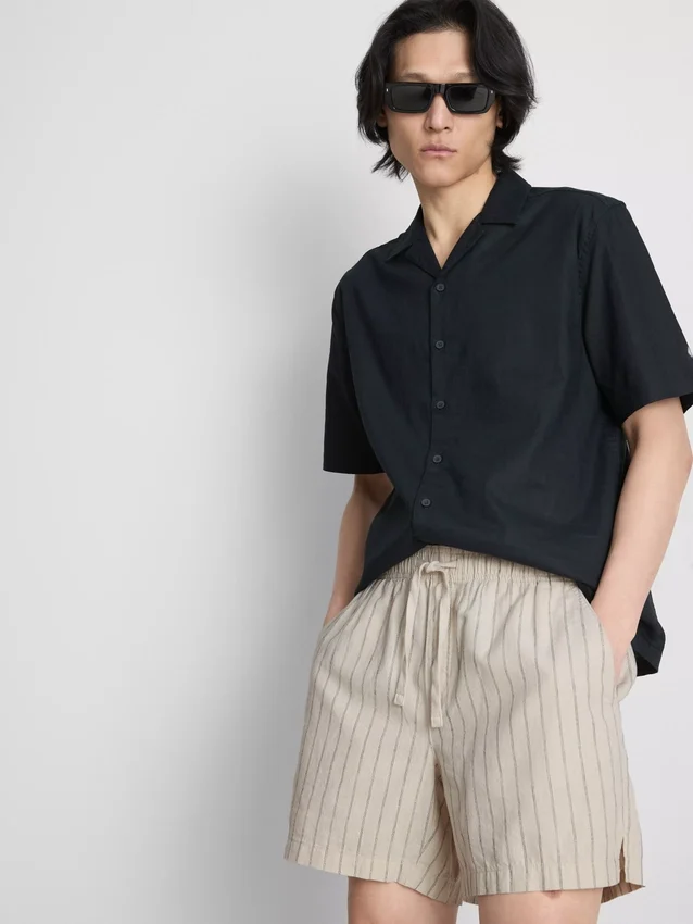 Pantaloni scurți cu dungi din amestec de in Pantaloni scurți cu dungi din amestec de in