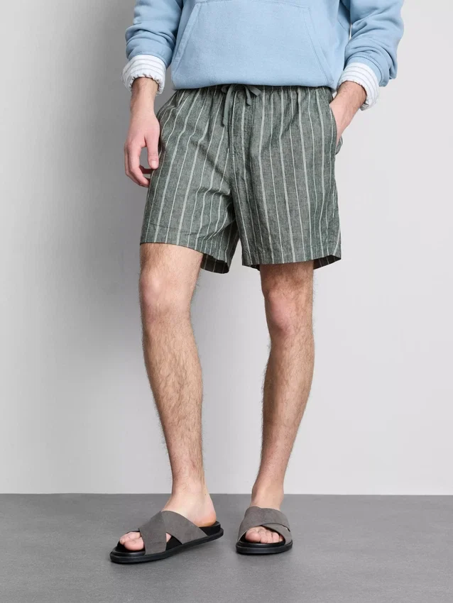 Pantaloni scurți cu dungi din amestec de in Pantaloni scurți cu dungi din amestec de in