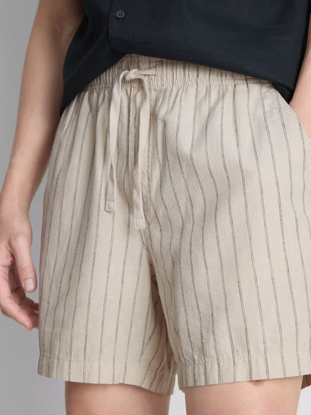 Pantaloni scurți cu dungi din amestec de in Pantaloni scurți cu dungi din amestec de in