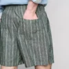 Pantaloni scurți cu dungi din amestec de in Pantaloni scurți cu dungi din amestec de in