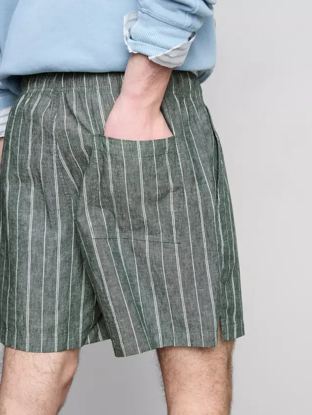 Pantaloni scurți cu dungi din amestec de in Pantaloni scurți cu dungi din amestec de in