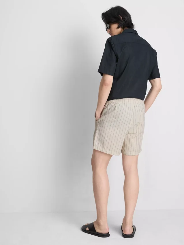 Pantaloni scurți cu dungi din amestec de in Pantaloni scurți cu dungi din amestec de in