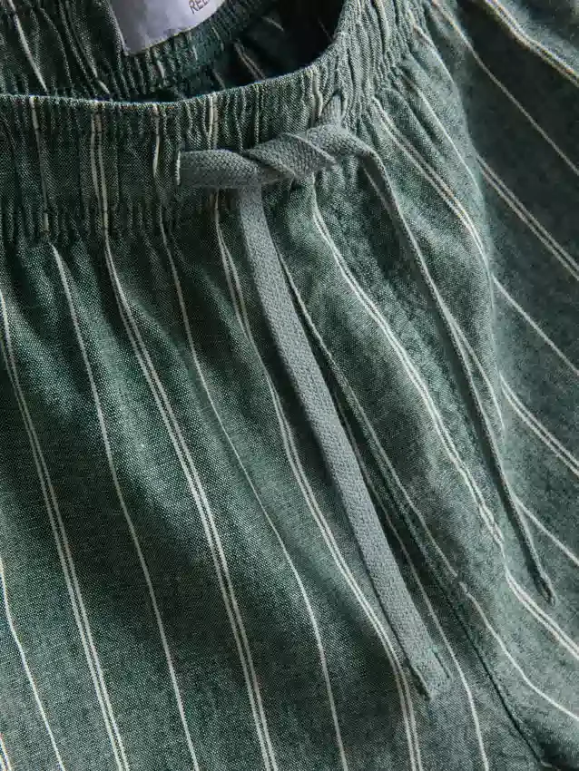 Pantaloni scurți cu dungi din amestec de in Pantaloni scurți cu dungi din amestec de in