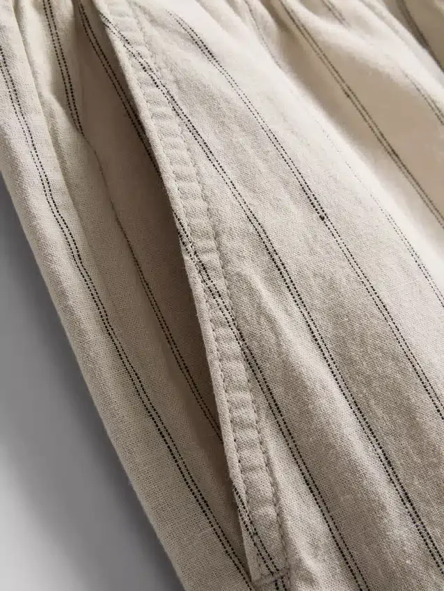 Pantaloni scurți cu dungi din amestec de in Pantaloni scurți cu dungi din amestec de in