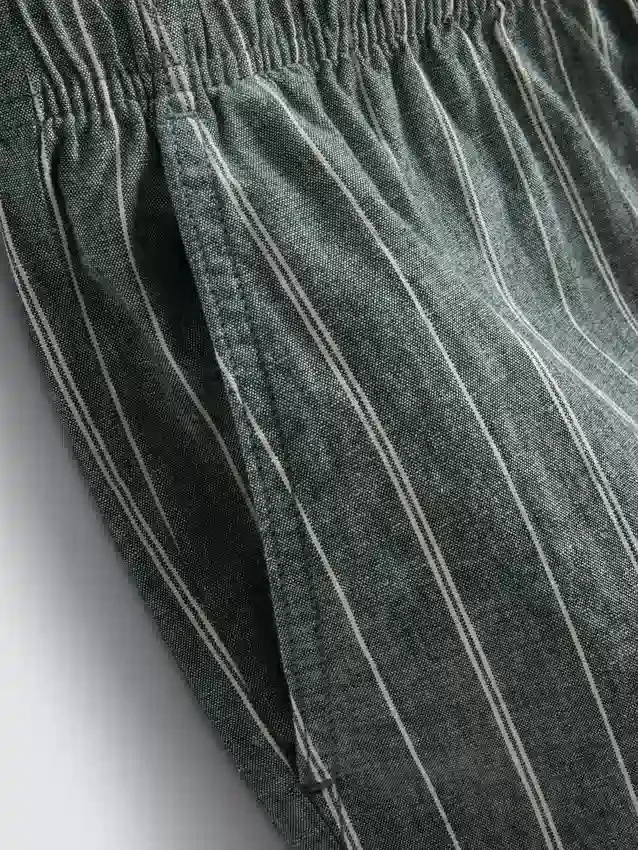 Pantaloni scurți cu dungi din amestec de in Pantaloni scurți cu dungi din amestec de in