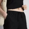 Pantaloni scurți cu șnur, cu aspect șifonat Pantaloni scurți cu șnur, cu aspect șifonat