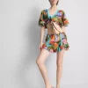 Pantaloni scurți cu volane și imprimeu tropical