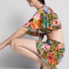 Pantaloni scurți cu volane și imprimeu tropical