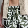 Pantaloni scurți de baie cu imprimeu floral și cordon de strângere