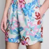 Pantaloni scurți de baie cu imprimeu floral tip graffiti