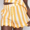 Pantaloni scurți de pijama cu dungi și volane, ideali pentru relaxare
